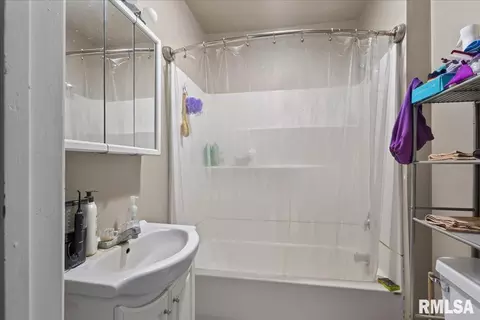 Bath - 3004 S Allis Ave, Springfield, IL 62703 photo 1 of 1