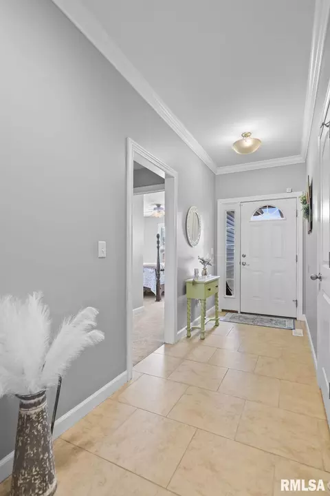 Entry Way - 4809 Savoy Dr, Springfield, IL 62711 photo 2 of 6