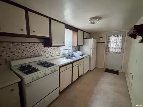 Kitchen - 604 W Maple Ave N, Springfield, IL 62702 photo 1 of 2