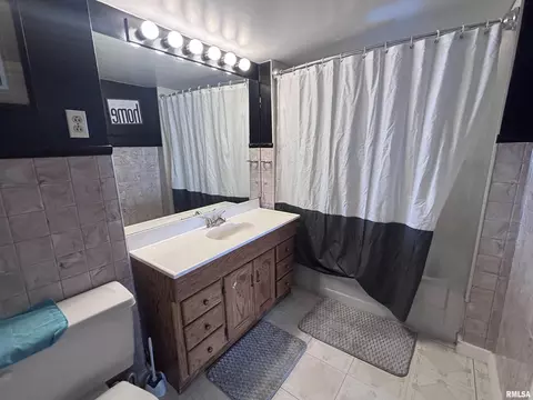 Bath - 604 W Maple Ave N, Springfield, IL 62702 photo 1 of 1
