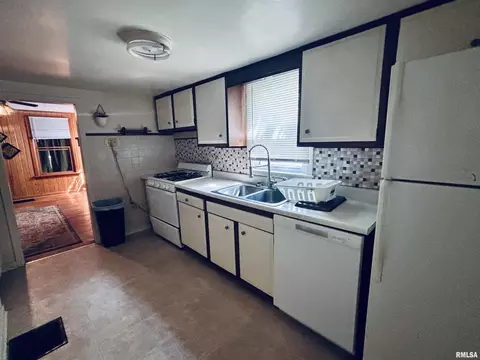 Kitchen - 604 W Maple Ave N, Springfield, IL 62702 photo 2 of 2