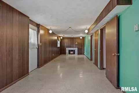 Living - 1821 Denton Dr, Springfield, IL 62702 photo 4 of 5