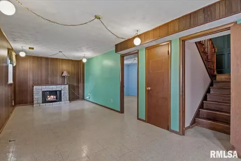 Living - 1821 Denton Dr, Springfield, IL 62702 photo 5 of 5