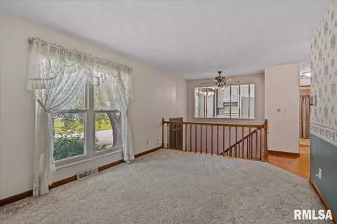 Living - 1821 Denton Dr, Springfield, IL 62702 photo 2 of 5