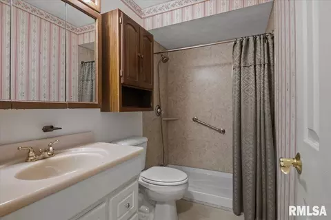 Bath - 1821 Denton Dr, Springfield, IL 62702 photo 1 of 1