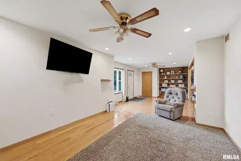 Living - 2995 147th Ave, Sherrard, IL 61281 photo 1 of 2