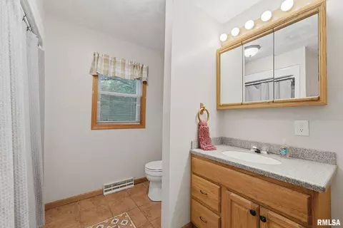 Bath - 2995 147th Ave, Sherrard, IL 61281 photo 1 of 2
