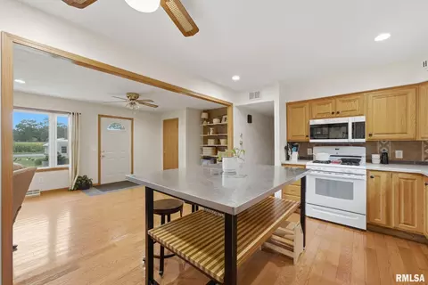 Kitchen - 2995 147th Ave, Sherrard, IL 61281 photo 4 of 4