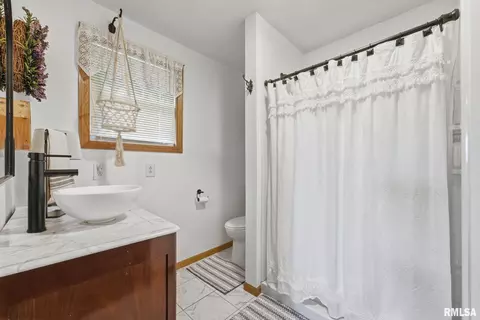 Bath - 2995 147th Ave, Sherrard, IL 61281 photo 2 of 2