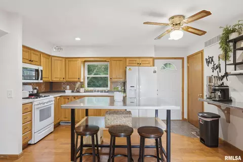 Kitchen - 2995 147th Ave, Sherrard, IL 61281 photo 3 of 4