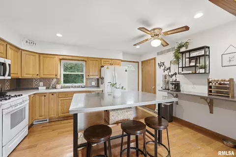 Kitchen - 2995 147th Ave, Sherrard, IL 61281 photo 2 of 4