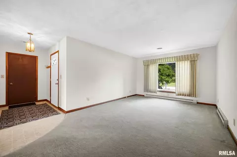 Living - 526 W Chestnut St, Oneida, IL 61467 photo 1 of 7