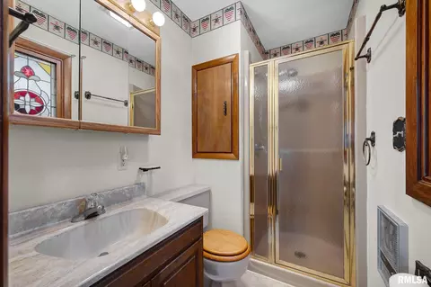Bath - 526 W Chestnut St, Oneida, IL 61467 photo 1 of 2