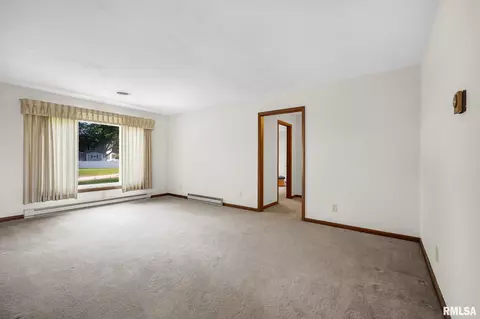 Living - 526 W Chestnut St, Oneida, IL 61467 photo 2 of 7