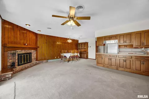 Living - 526 W Chestnut St, Oneida, IL 61467 photo 6 of 7