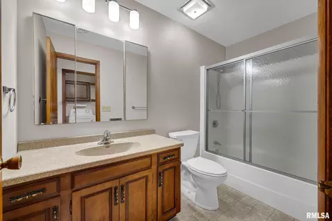 Bath - 526 W Chestnut St, Oneida, IL 61467 photo 2 of 2