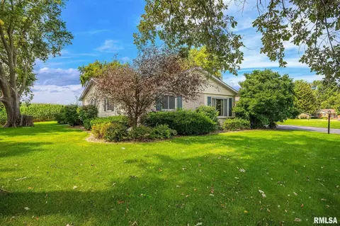 Exterior - 526 W Chestnut St, Oneida, IL 61467 photo 2 of 6
