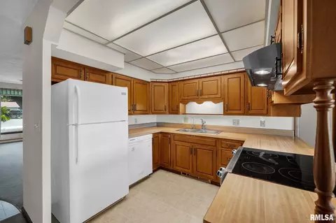 Kitchen - 526 W Chestnut St, Oneida, IL 61467 photo 3 of 4
