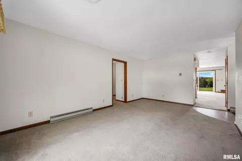 Living - 526 W Chestnut St, Oneida, IL 61467 photo 3 of 7