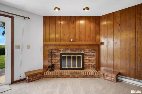Living - 526 W Chestnut St, Oneida, IL 61467 photo 5 of 7