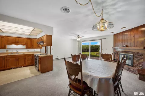 Dining - 526 W Chestnut St, Oneida, IL 61467 photo 1 of 1