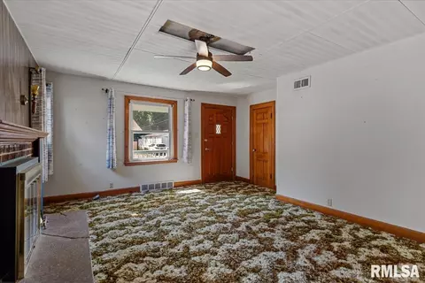 Living - 2619 E Keys Ave, Springfield, IL 62702 photo 3 of 6