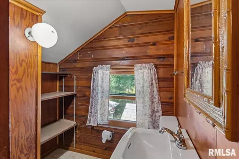 Bath - 2619 E Keys Ave, Springfield, IL 62702 photo 2 of 3