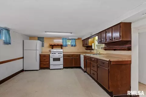 Kitchen - 2619 E Keys Ave, Springfield, IL 62702 photo 1 of 2