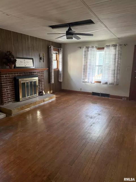Living - 2619 E Keys Ave, Springfield, IL 62702 photo 5 of 6
