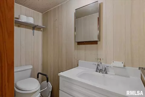 Bath - 2619 E Keys Ave, Springfield, IL 62702 photo 3 of 3