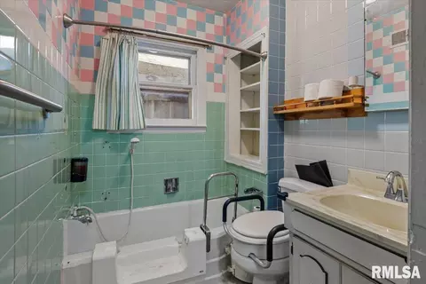 Bath - 2619 E Keys Ave, Springfield, IL 62702 photo 1 of 3