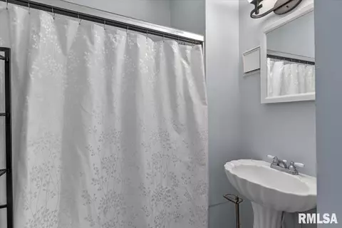 Bath - 600 E Black Ave, Springfield, IL 62702 photo 1 of 4