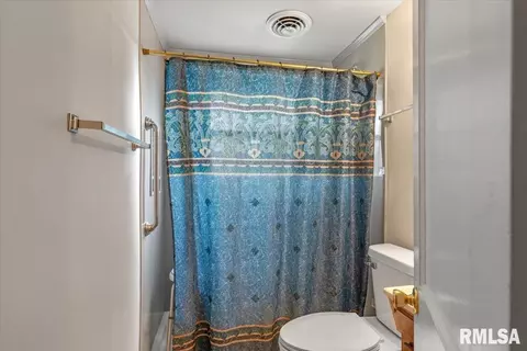 Bath - 1608 E Knox Ave, Springfield, IL 62703 photo 1 of 3