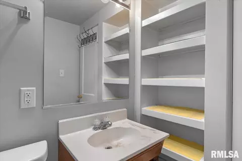Bath - 1608 E Knox Ave, Springfield, IL 62703 photo 3 of 3