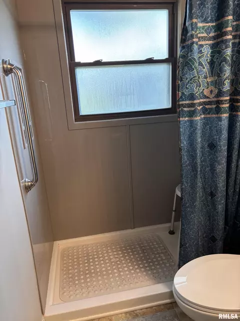 Bath - 1608 E Knox Ave, Springfield, IL 62703 photo 2 of 3