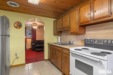 Entry Way - 1608 E Knox Ave, Springfield, IL 62703 photo 1 of 1