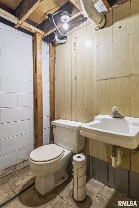 Bath - 1812 E Converse St, Springfield, IL 62702 photo 4 of 4