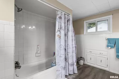 Bath - 1812 E Converse St, Springfield, IL 62702 photo 2 of 4