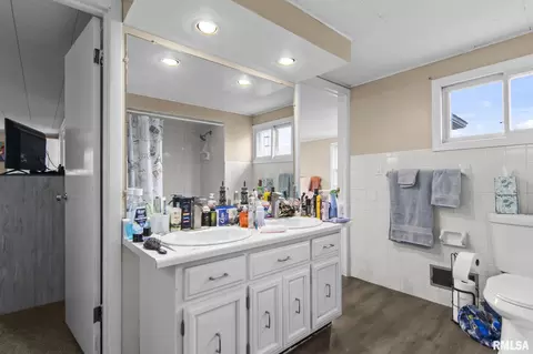Bath - 1812 E Converse St, Springfield, IL 62702 photo 1 of 4