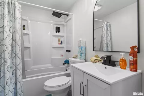 Bath - 1812 E Converse St, Springfield, IL 62702 photo 3 of 4