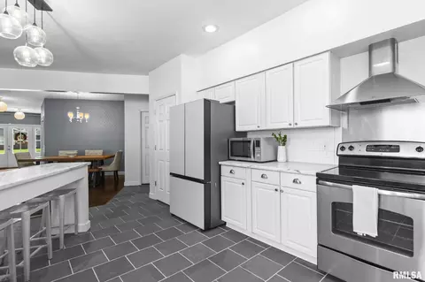 Kitchen - 2001 Creighton Rd, Springfield, IL 62703 photo 7 of 8
