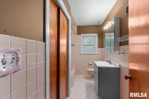 Bath - 2952 S 5th St, Springfield, IL 62703 photo 2 of 4