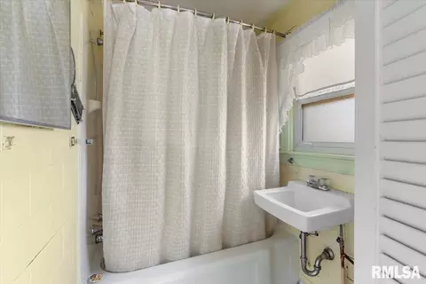 Bath - 2952 S 5th St, Springfield, IL 62703 photo 1 of 4