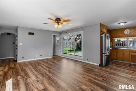 Living - 2952 S 5th St, Springfield, IL 62703 photo 4 of 4