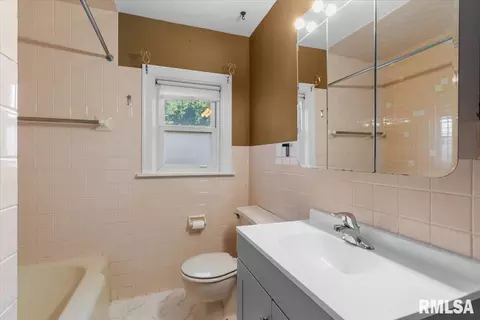Bath - 2952 S 5th St, Springfield, IL 62703 photo 3 of 4
