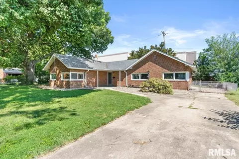 Exterior - 2952 S 5th St, Springfield, IL 62703 photo 4 of 7
