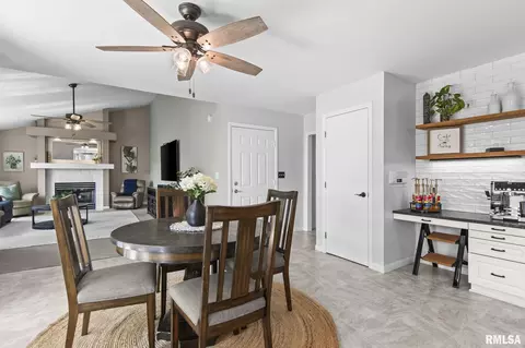 Dining - 5105 Eagle Rdg, Springfield, IL 62711 photo 3 of 7