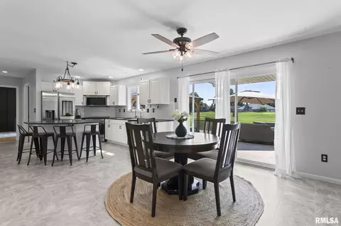 Dining - 5105 Eagle Rdg, Springfield, IL 62711 photo 2 of 7