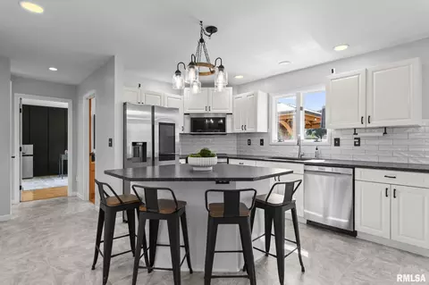 Kitchen - 5105 Eagle Rdg, Springfield, IL 62711 photo 4 of 6