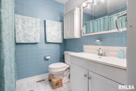 Bath - 48 Beverly Rd, Springfield, IL 62702 photo 1 of 1